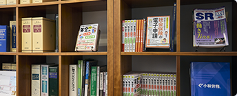 相談資料を手に説明する様子