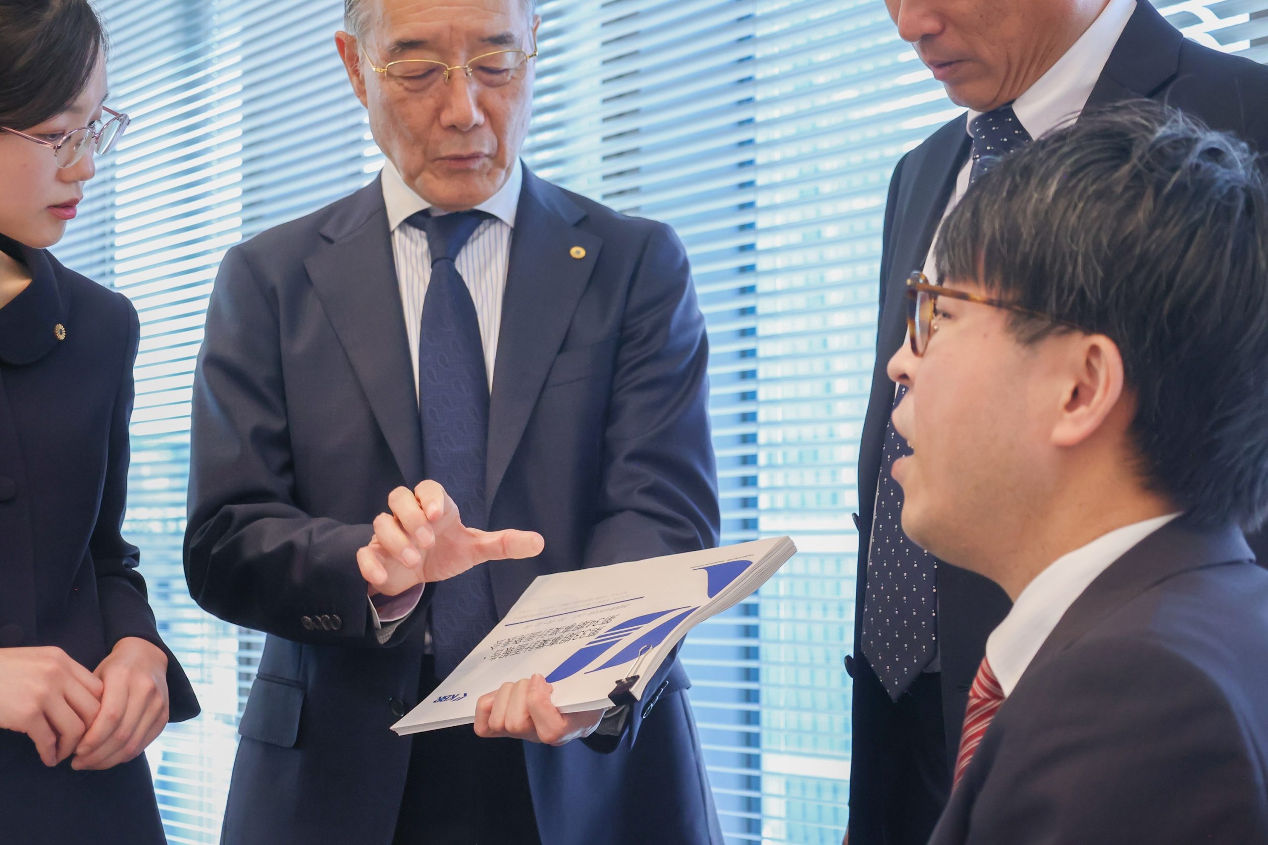 オフィスで相談を行う社労士
